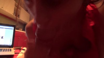 පාසල් සිසුවිය නිවසේ කිසිවෙක් නැති අතරේ තම සොහොයුරාගේ පොකුර උරයි